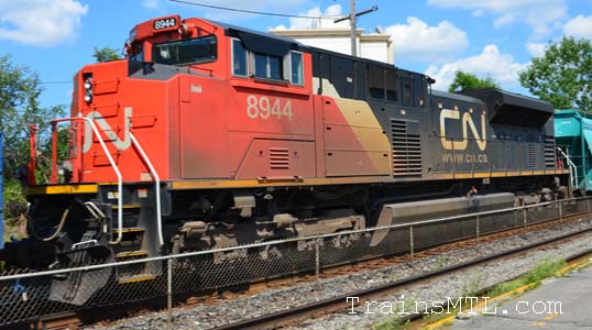 Locomotive CN8944 left side / coté gauche